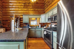 Coffee/tea maker, fridge, microwave, oven - Lakeview Manor Cabin (Blue Ridge)