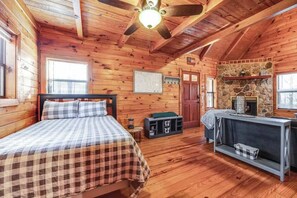 WiFi, bed sheets - Hillside Hideaway Stay (Blairsville)