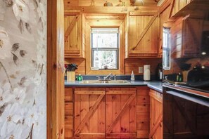 Coffee/tea maker, fridge, microwave, oven - Hillside Hideaway Stay (Blairsville)