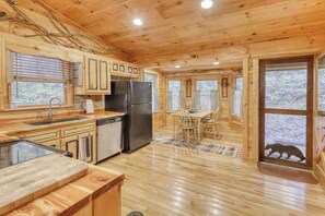 Coffee/tea maker, fridge, microwave, oven - Hillside Haven Stays (Blue Ridge)