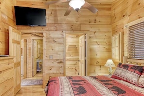 Desk, iron/ironing board, Internet, bed sheets - Hillside Haven Stays (Blue Ridge)