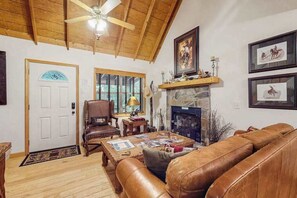 Fernseher, Kamin, DVD-Player, Arbeitsbereiche