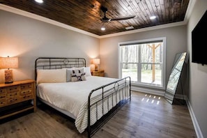 Desk, WiFi, bed sheets - Blue Sky Blairsville (Blairsville)