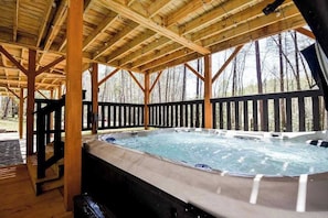 Outdoor spa tub - Blue Sky Blairsville (Blairsville)
