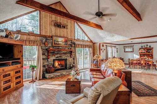 The Bird House Stay - Firepit and Grill