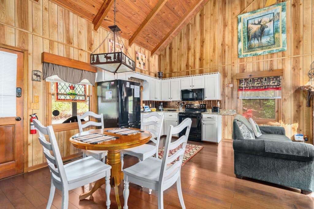 L’intérieur d’une cabane en bois comprend un coin repas, une cuisine et un espace de vie.