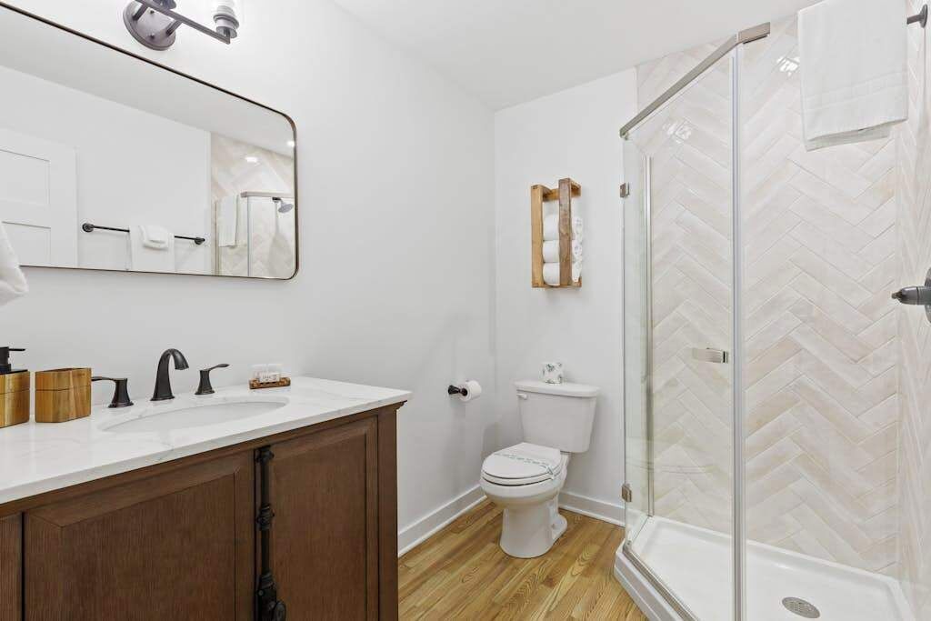 Douche, séchoir à cheveux, serviettes fournies