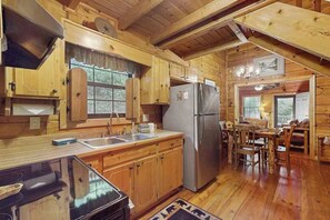 Coffee/tea maker, fridge, microwave, oven - Swiss Puure Huus Cabin (Blue Ridge)