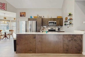 Wasserkocher mit Kaffee-/Teezubehör, Kühlschrank, Mikrowelle, Ofen