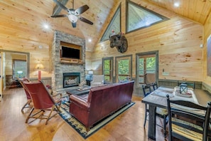 TV, fireplace, offices - Lil Ponds Morganton Cabin (Morganton)