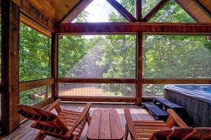 Indoor spa tub - Lil Ponds Morganton Cabin (Morganton)