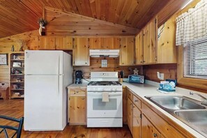 Wasserkocher mit Kaffee-/Teezubehör, Kühlschrank, Mikrowelle, Ofen