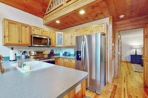 Coffee/tea maker, fridge, microwave, oven - Moonlit Ridge Retreat (Ellijay)