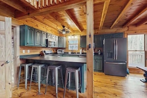 Coffee/tea maker, fridge, microwave, oven - Pine Home Cabin Stay (Mineral Bluff)