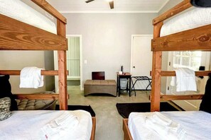 Desk, iron/ironing board, WiFi, bed sheets - On The Lake - Main House (Lakemont)