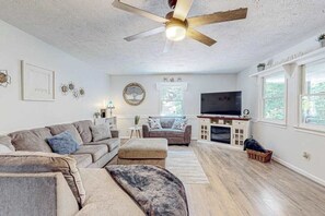TV, video games, offices - The Haggai House Stay (Demorest)