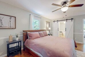 Iron/ironing board, travel cot, WiFi, bed sheets - The Haggai House Stay (Demorest)