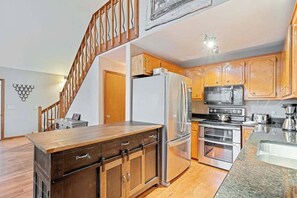 Coffee/tea maker, fridge, microwave, oven - Playing Hooky Getaway (Blairsville)