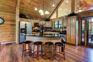 Coffee/tea maker, fridge, microwave, oven - Natural High Cabin Helen (Sautee Nacoochee)