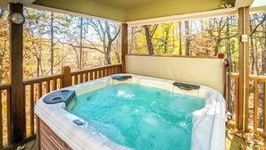 A hot tub on a wooden deck with a view of trees. - Alpine Retreat Stays (Helen)
