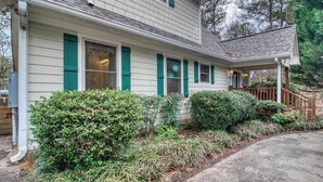 A two-story house with a covered porch and a driveway. - Alpine Retreat Stays (Helen)