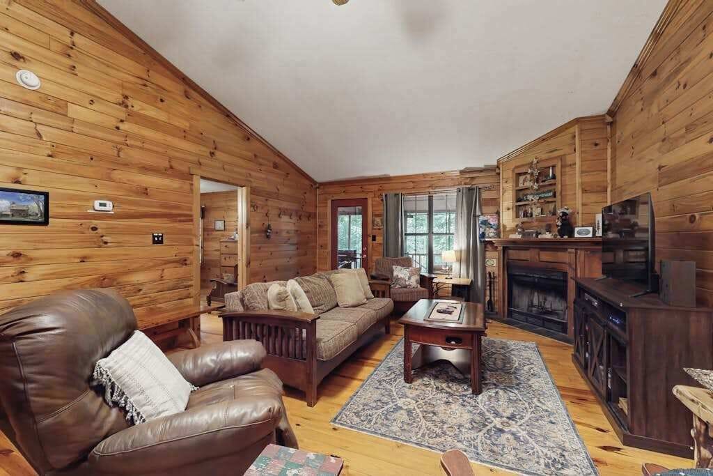 Bird Haus Sautee Cabin - Helen, GA