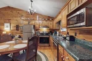 Coffee/tea maker, fridge, microwave, oven - Bird Haus Sautee Cabin (Sautee Nacoochee)