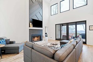 TV, fireplace, offices - Knight Mountain Stay (Ellijay)