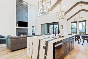 Interior - Knight Mountain Stay (Ellijay)