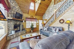 TV, fireplace, DVD player, offices - Grandview Cabin Stay (Sautee Nacoochee)