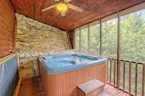 Indoor spa tub - Grandview Cabin Stay (Sautee Nacoochee)