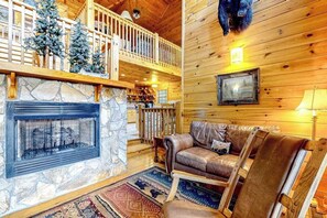 TV, fireplace, DVD player, table football - Cherokee Sunrise Cabin (Mineral Bluff)