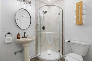 Douche, sèche-cheveux, serviettes fournies