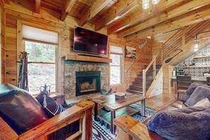 TV, fireplace, DVD player - Simply Devine at Water's Edge (Blue Ridge)