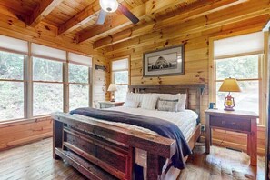 Iron/ironing board, WiFi, bed sheets - Simply Devine at Water's Edge (Blue Ridge)