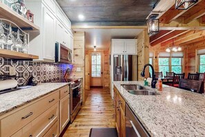 Coffee/tea maker, fridge, microwave, oven - Simply Devine at Water's Edge (Blue Ridge)