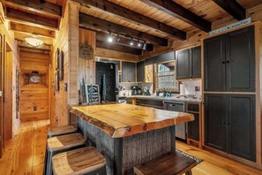 Wasserkocher mit Kaffee-/Teezubehör, Kühlschrank, Mikrowelle, Ofen