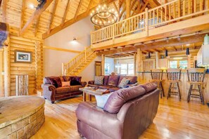 TV, fireplace, offices - Mountaintown Creekside Cabin Getaway (Ellijay)