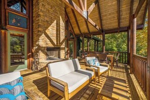 Outdoor dining - Mountaintown Creekside Cabin Getaway (Ellijay)
