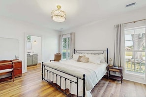 Desk, iron/ironing board, WiFi, bed sheets - The Anderson House Stay (Cleveland)