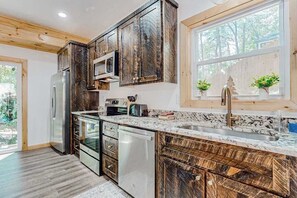 Wasserkocher mit Kaffee-/Teezubehör, Kühlschrank, Mikrowelle, Ofen