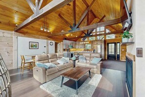 TV, fireplace, DVD player, offices - Blue Ridge Retreat on Wolf Creek (Mineral Bluff)