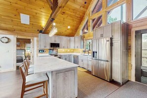 Coffee/tea maker, fridge, microwave, oven - Blue Ridge Retreat on Wolf Creek (Mineral Bluff)