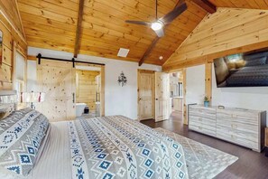 Desk, iron/ironing board, travel cot, WiFi - Blue Ridge Retreat on Wolf Creek (Mineral Bluff)