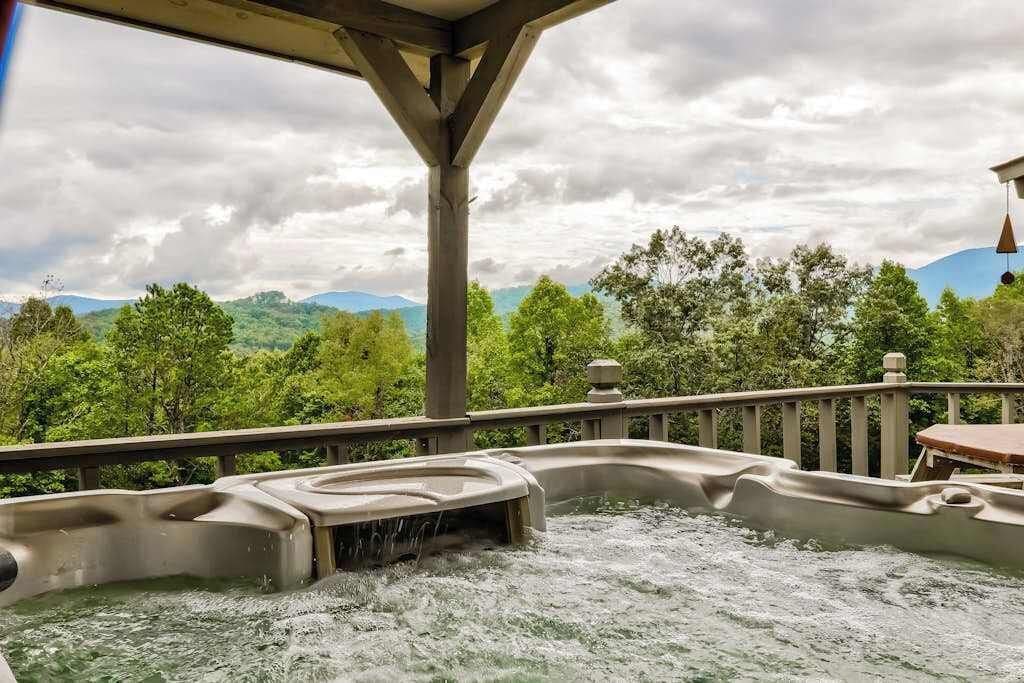 Outdoor spa tub