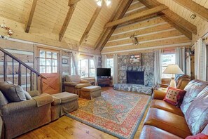 TV, fireplace, offices - Treehouse Retreat Stay (Sky Valley)
