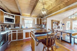 Coffee/tea maker, fridge, microwave, oven - Treehouse Retreat Stay (Sky Valley)