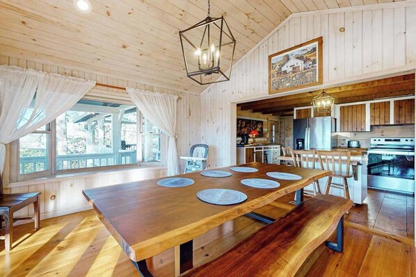 Dining - Treehouse Retreat Stay (Sky Valley)