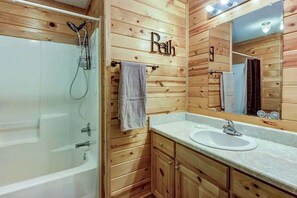 Shower, hair dryer, towels - Timber Top Cabin Stay (Sautee Nacoochee)