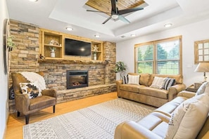 TV, fireplace, offices - Lil Yellowstone Cabin (Morganton)